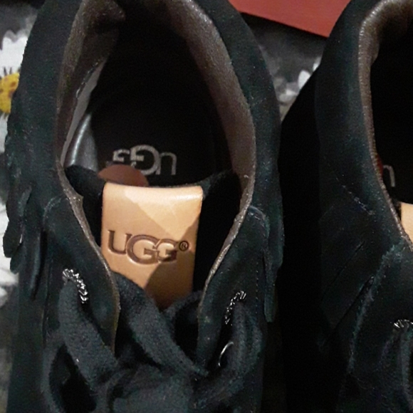 Ugg - Picture 2 of 8